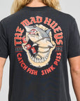 MAD HUEYS-  - SHARK TINS SS TEE - Washed Black