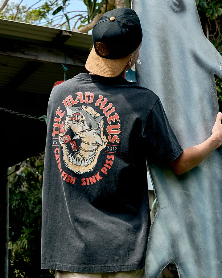 MAD HUEYS-  - SHARK TINS SS TEE - Washed Black