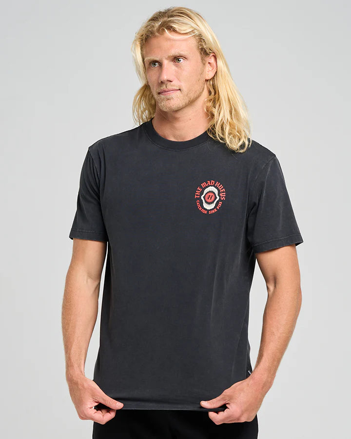 MAD HUEYS-  - SHARK TINS SS TEE - Washed Black