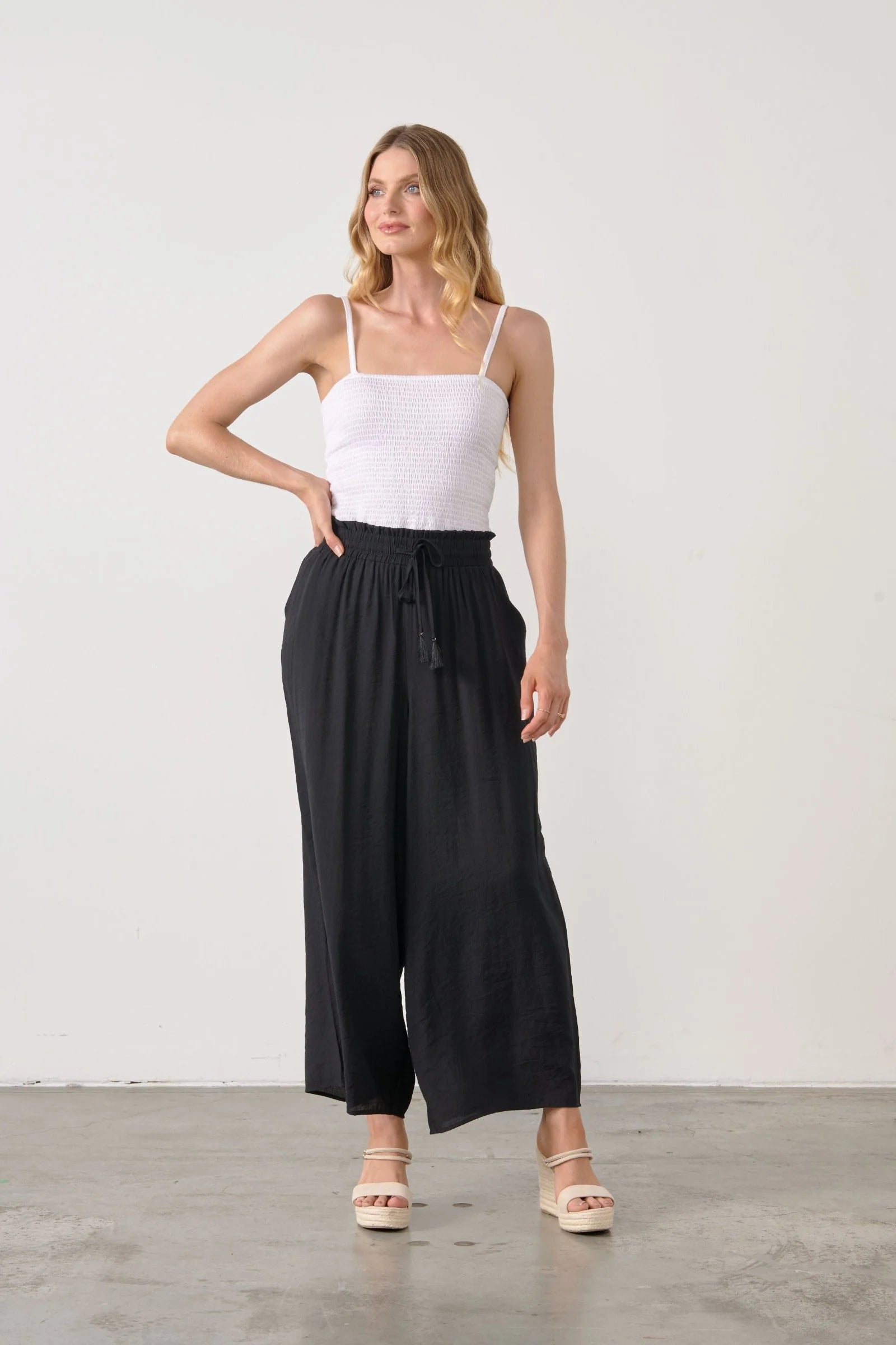 HOLMES &amp; FALLON - Wide Leg Pant with elastic waist - Black